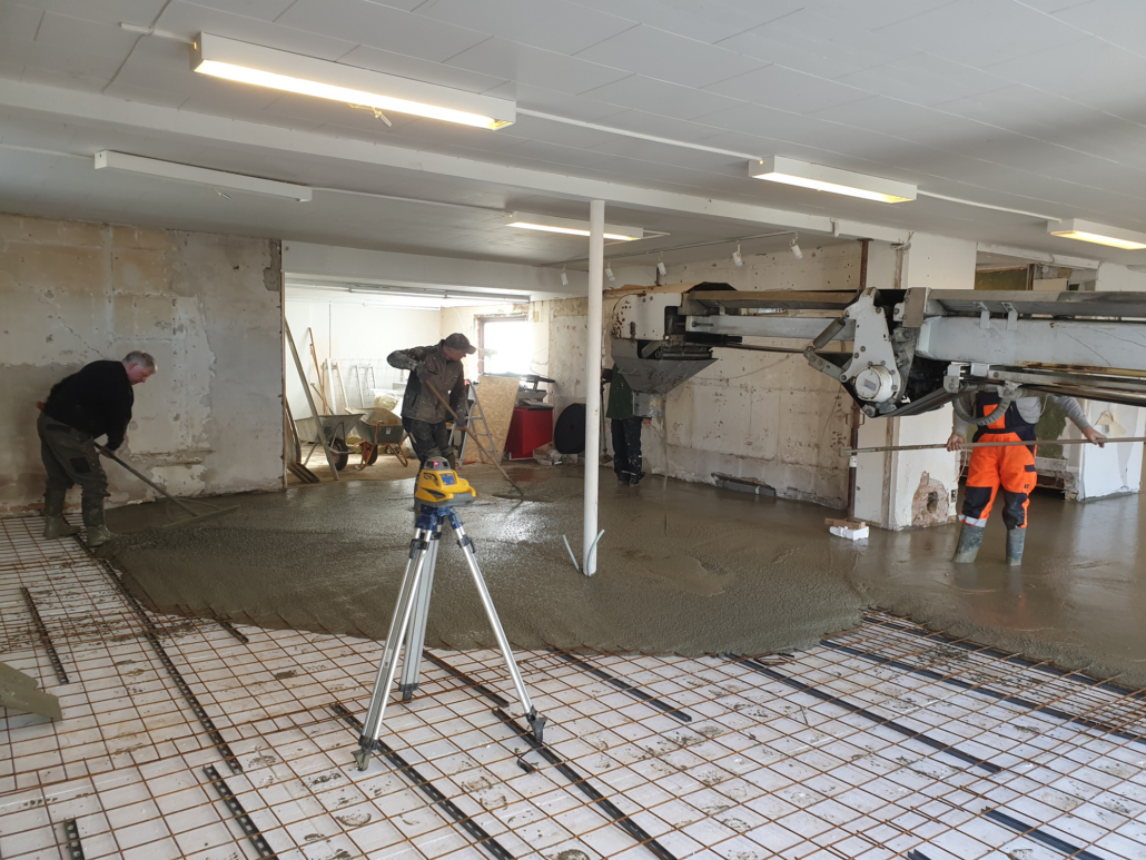 Der pumpes, fordeles og nivelleres